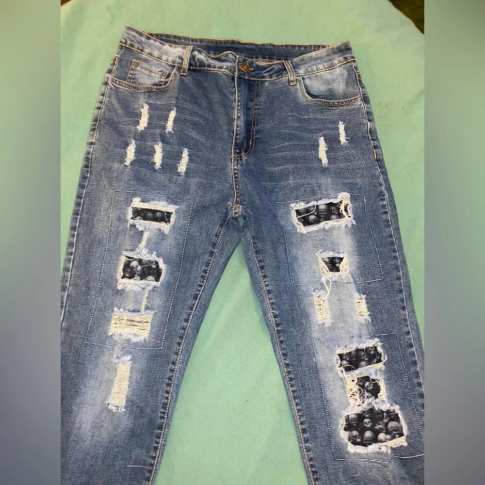 Black skull mid waist ripped jeans - Picture 4 of 5